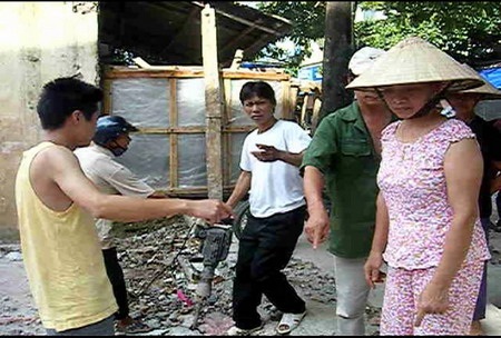 Ngang nhiên cản trở cán bộ thị trấn Vĩnh Trụ thi hành công vụ - 1