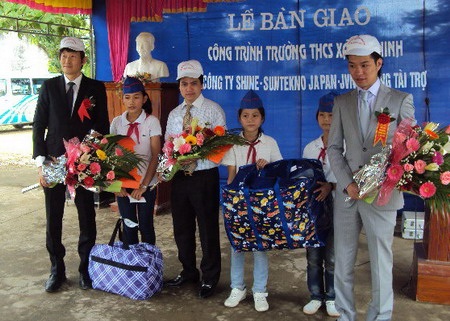 Bàn giao công trình trường THCS Sơn Ninh cho huyện Hương Sơn (Hà Tĩnh) - 1