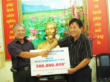 Vinamilk ủng hộ Quỹ bảo trợ bệnh nhân nghèo TP.HCM 500 triệu đồng - 1 Vinamilk ủng hộ Quỹ bảo trợ bệnh nhân nghèo TP.HCM 500 triệu đồng - 1