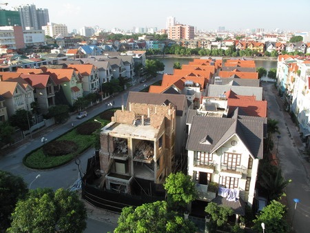 Giá bất động sản cao vô lý và những hệ lụy - 1