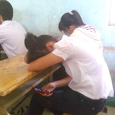 Học sinh trường làng cũng ép bố mẹ mua điện thoại di động - 1 Học sinh trường làng cũng ép bố mẹ mua điện thoại di động - 1