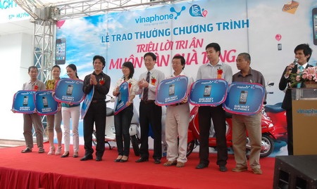 VinaPhone trao giải đặc biệt: Xe Vespa LX 150 - 2 VinaPhone trao giải đặc biệt: Xe Vespa LX 150 - 2