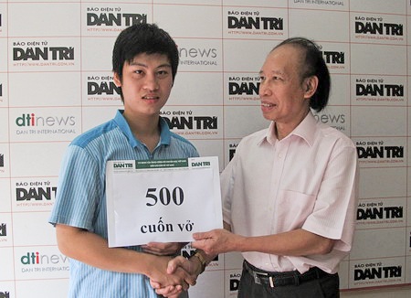 Nhiều bạn đọc tiếp tục góp vở tặng vùng sâu vùng xa - 1