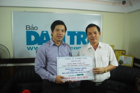 Một công ty vàng ủng hộ 2.000 cuốn vở đến học sinh vùng sâu, vùng xa - 1