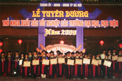 Vui buồn câu chuyện thủ khoa  - 1