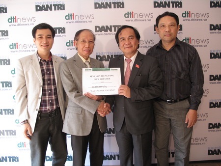 Nhóm đạt giải thưởng Y Dược Nhân tài Đất Việt 2011 ủng hộ 10 triệu đồng để xây cầu ở Quảng Bình - 1 Nhóm đạt giải thưởng Y Dược Nhân tài Đất Việt 2011 ủng hộ 10 triệu đồng để xây cầu ở Quảng Bình - 1
