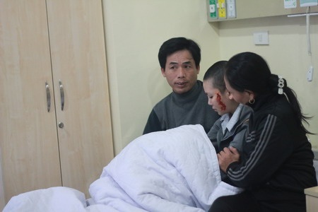 Bài 3: Cô gái bị xăm “quái vật” lên mặt và ngực tràn hy vọng cứu chữa - 2 Nguyễn Thị G. và người thân tại bệnh viện Thu Cúc