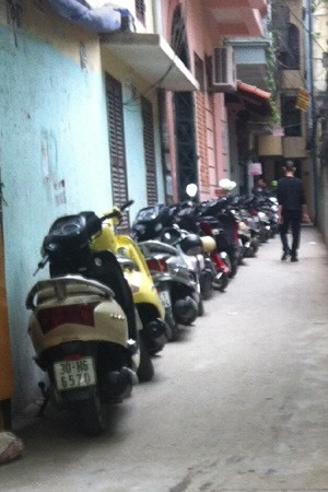 UBND phường Cống Vị "bất lực" trước việc ngõ đi chung bị lấn chiếm - 1 UBND phường Cống Vị bất lực trước việc ngõ đi chung bị lấn chiếm