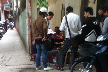 UBND phường Cống Vị "bất lực" trước việc ngõ đi chung bị lấn chiếm - 2 UBND phường Cống Vị bất lực trước việc ngõ đi chung bị lấn chiếm