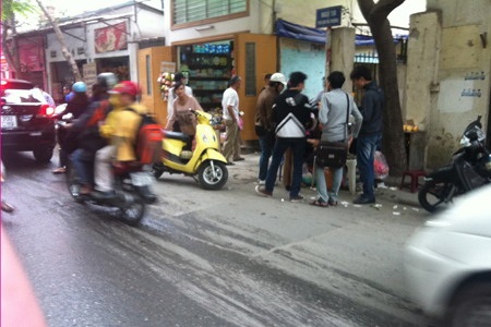 UBND phường Cống Vị "bất lực" trước việc ngõ đi chung bị lấn chiếm - 3 UBND phường Cống Vị bất lực trước việc ngõ đi chung bị lấn chiếm