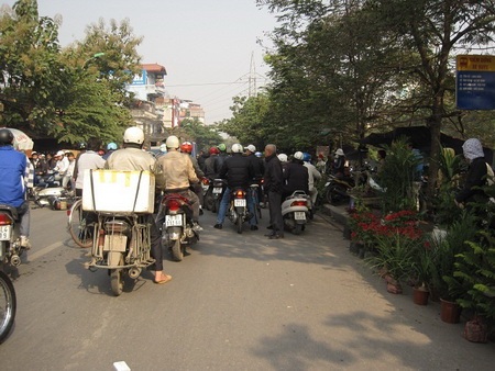 Đường Kim Ngưu thành “điểm đen giao thông” vì loạn họp chợ - 11 Đường Kim Ngưu thành “điểm đen giao thông” vì loạn họp chợ - 11