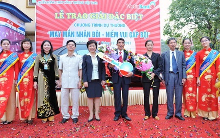 VietinBank trao tận tay xe ô tô Mercedes C250 cho khách hàng may mắn - 2 VietinBank trao tận tay xe ô tô Mercedes C250 cho khách hàng may mắn - 2