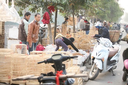 Đường Kim Ngưu thành “điểm đen giao thông” vì loạn họp chợ - 8 Đường Kim Ngưu thành “điểm đen giao thông” vì loạn họp chợ - 8