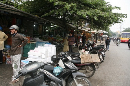 Đường Kim Ngưu thành “điểm đen giao thông” vì loạn họp chợ - 2 Đường Kim Ngưu thành “điểm đen giao thông” vì loạn họp chợ - 2