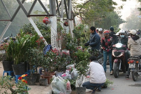 Đường Kim Ngưu thành “điểm đen giao thông” vì loạn họp chợ - 4 Đường Kim Ngưu thành “điểm đen giao thông” vì loạn họp chợ - 4