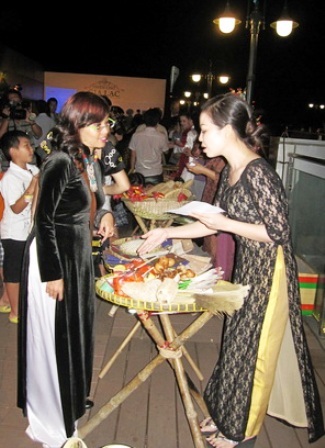 Tái hiện phiên chợ Tết Huế xưa tại TPHCM - 1