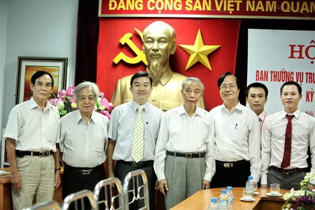 GS.TS Phạm Tất Dong trao quyết định cho ông Đặng Quốc Hữu.