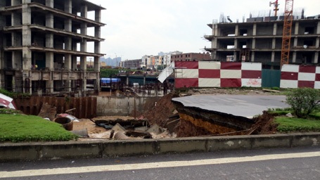 Thực hiện ngay các biện pháp khắc phục sự cố “hố tử thần” - 1 Làm rõ nguyên nhân xuất hiện “hố tử thần” trên đường Lê Văn Lương