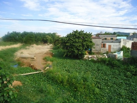 Hệ thống thoát nước quận Liên Chiểu có nguy cơ chậm tiến độ - 1 Đoạn kênh hở từ cầu Đa Cô đến cầu đường sắt thi công dang dở do vướng giải tỏa
