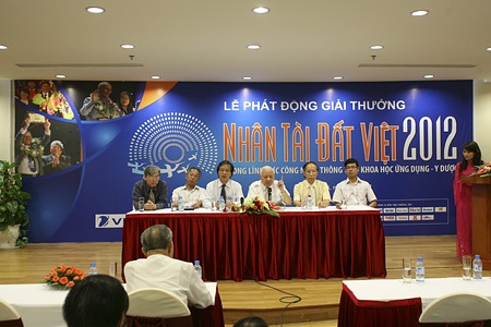 Ban Tổ chức, Ban Giám khảo trả lời phỏng vấn báo chí tại buổi họp báo