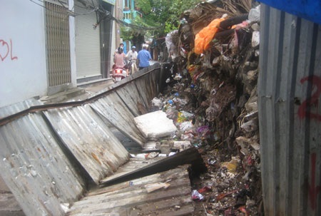 Thành phố yêu cầu xử lý "núi rác" giữa Thủ đô - 2 Thành phố yêu cầu xử lý núi rác giữa Thủ đô
