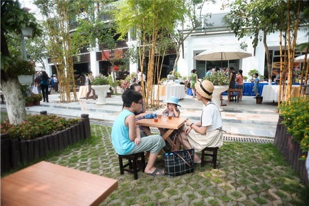 Savills Vietnam quản lý dịch vụ khu đô thị Ecopark - 2 Khu phố thương mại Phố Trúc thu hút nhiều khách tham quan, du lịch