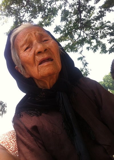 Khi lòng tốt bị đánh lừa - 1 Mỗi khi gặp người hảo tâm, bà Đào lại “tua” bài “tố khổ”. Ảnh: Cao Minh