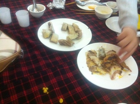 Nhà hàng Hương Sen: Giá trên trời, chất lượng phục vụ dưới đất - 2 Đây là những món ăn nhà hàng tự mang đến bàn phục vụ thực khách