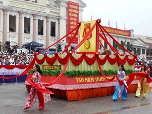 Trọng thể kỷ niệm 750 năm Thiên Trường - Nam Định - 1 Diễu hành quần chúng tại lễ kỷ niệm. (Ảnh: Minh Đức/TTXVN)