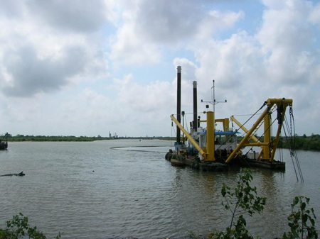 Tàu HP-01 đang thi công tại công trường.