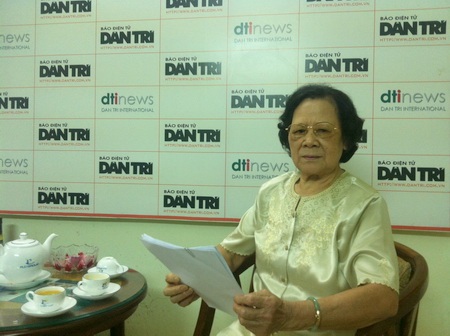 Bà Nguyễn Thị Thành đang trình bày sự việc tại Báo Dân trí