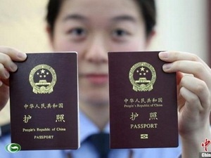 Phản đối Trung Quốc in "đường lưỡi bò" trong hộ chiếu - 1 Hộ chiếu điện tử mới của Trung Quốc (phải)