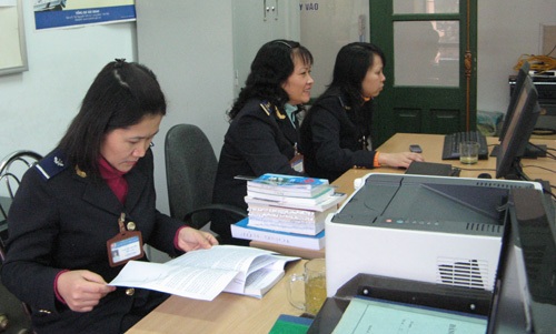 Các doanh nghiệp thiệt hại về việc bị Hải quan “làm khó” có thể khởi kiện ra tòa - 1 Làm thủ tục thông quan điện tử tại cửa khẩu Tân Thanh