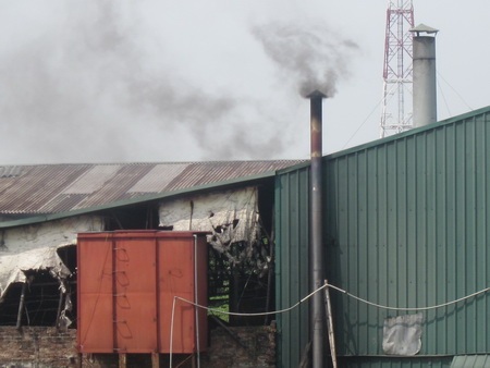 Hàng chục người suýt bị chết ngạt trong đêm vì khói độc của xưởng nhựa - 1 Hàng trăm người dân đã phải sống trong môi trường ô nhiễm nặng nề từ nhiều năm qua