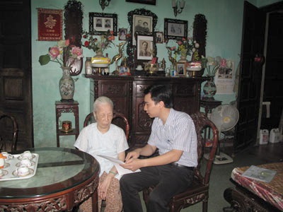 Chủ nhà vườn cổ 115 Hàng Bạc mòn mỏi chờ “hồi âm” của TP. Hà Nội - 1 Cụ Phạm Thị Tề trao đổi với nhà báo Vũ Văn Tiến, Trưởng ban Bạn đọc Báo Dân trí