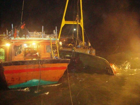 Quảng Bình: Thắp đèn trục vớt tàu cá chở 14 người gặp nạn trên biển