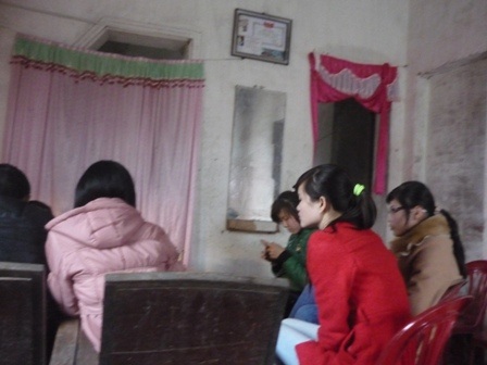 Thiếu nữ xếp hàng dài, chờ cả tiếng đồng hồ chờ thầy xem bói. (Ảnh: Mai Lan)