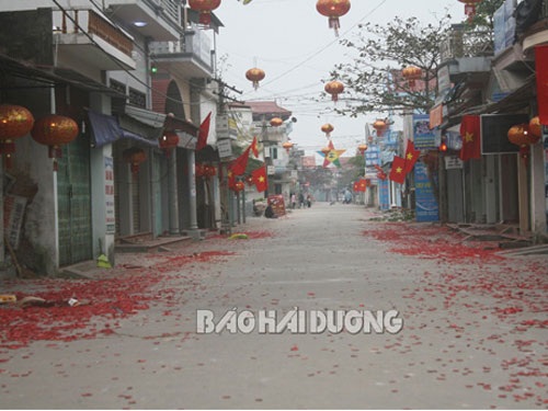 Hải Dương báo cáo Chính phủ: Không có đốt pháo - 1 Đường thôn Cổ Dũng đỏ rực xác pháo. Ảnh chụp lúc 7 giờ sáng mùng 1 Tết (Ảnh: Báo Hải Dương)