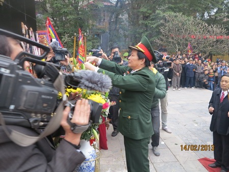 Thượng tướng, Viện sỹ, anh hùng LLVTND Nguyễn Huy Hiệu thắp hương