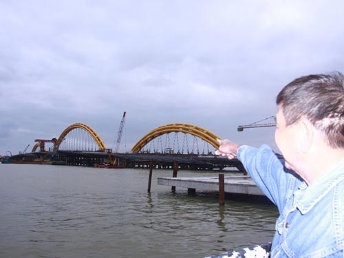 Công nhân hàn sắt rơi xuống sông Hàn tử vong - 1 Công trình cầu Rồng, nơi anh Nghiêm bị rơi xuống sông Hàn tử vong