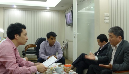 Trưởng Ban Bạn đọc Vũ Văn Tiến (bìa trái) trao đổi với ông Nguyễn Văn Thịnh,