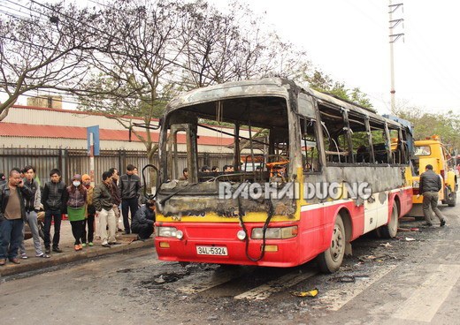 Xe buýt Hải Dương - Bắc Giang bốc cháy ngay trong thành phố - 1 Chiếc xe buýt cháy rụi, chỉ còn trơ bộ khung sắt. Ảnh: Ninh Hải