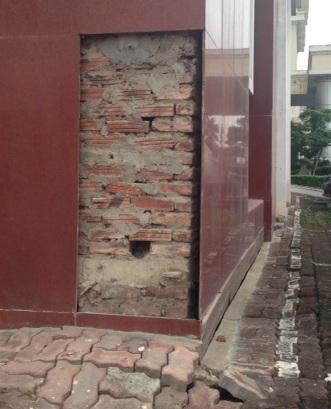 Hình ảnh lem nhem ở mặt tiền trụ sở Quận ủy Hoàng Mai