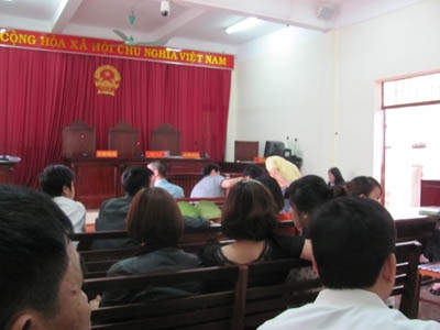 Một người áo vàng tha hồ trao đổi với bị cáo.