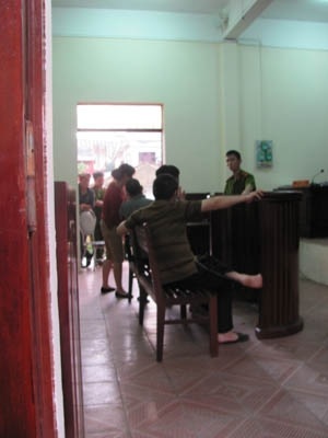 Người nhà tha hồ gặp bị cáo, mà không có sự cho phép của HĐXX.