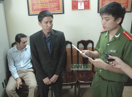 Công an Hà Nội phối hợp với Tổng cục Cảnh sát truy bắt Chủ tịch HĐQT Muaban24 - 4 Cơ quan CSĐT Công an TP. Hà Nội đọc lệnh bắt khẩn cấp các đối tượng