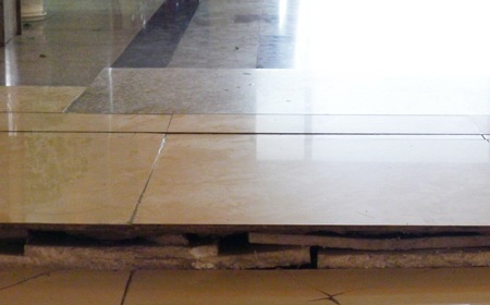 Nền trụ sở Quận ủy Hoàng Mai được lót bằng xốp trước khi lát gạch