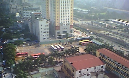 Do bến xe Mỹ Đình quá tải nên đã xuất hiện nhiều bến xe dù ở quanh khu vực này