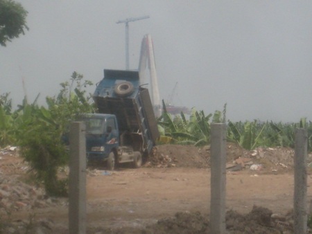 Ảnh 2: Xe tải vào đổ chạc lấp dòng chảy của sông Hồng tại khu vực cuối ngõ 264 Âu cơ