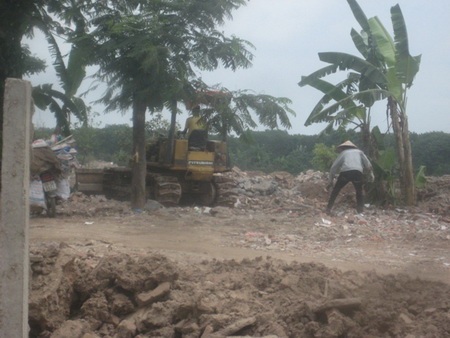 Ảnh 3: Máy ủi, xúc vào san gạt ngay khi xe tải đổ chạc rời đi